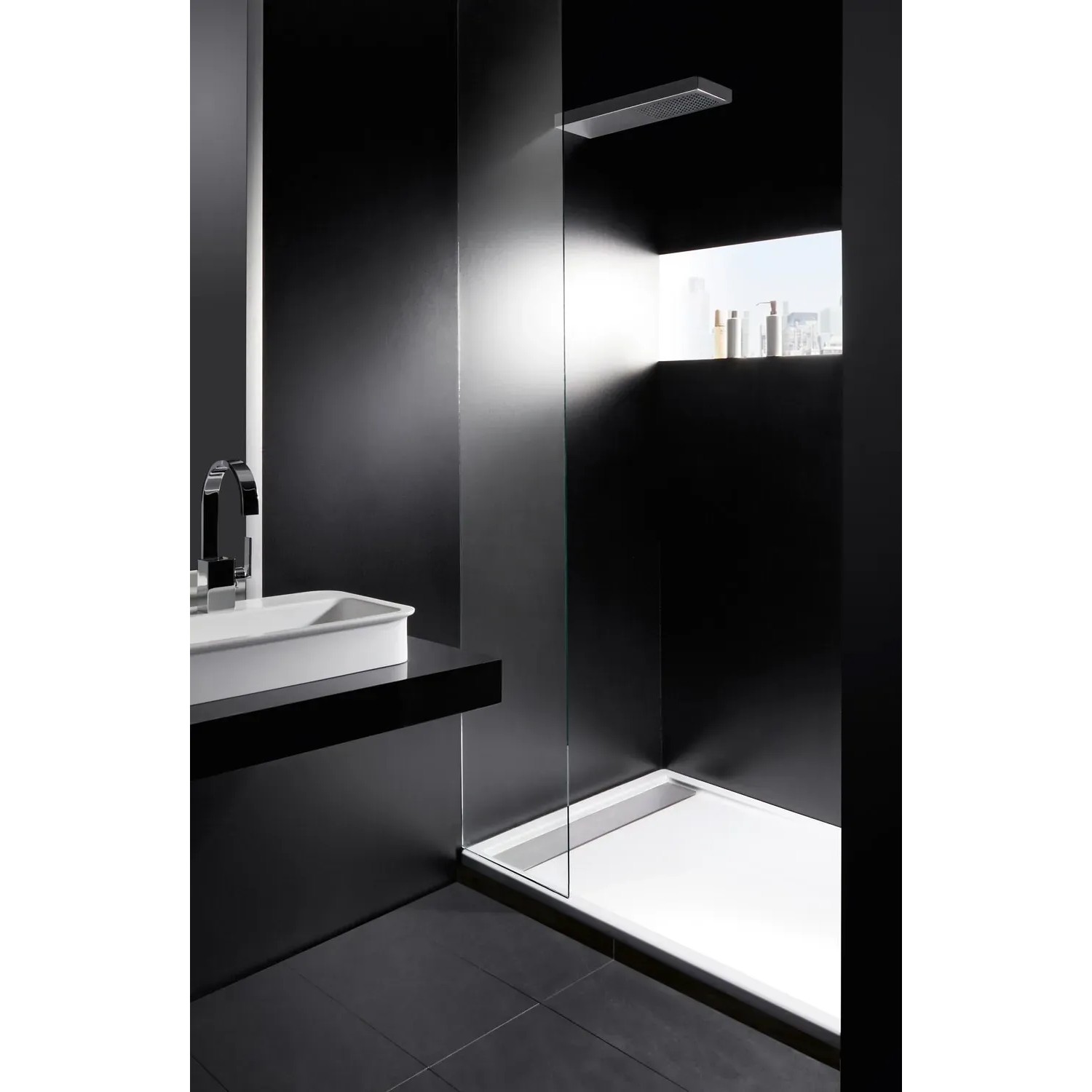 Superflache, weiße Steinkamp Duschwanne Living 100x90 cm mit Ablaufrinne im modernen Bad.