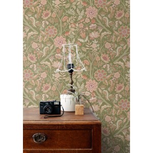 ESTAhome Vliestapete mit grünem Blumenmuster und terrakottarosa Blüten, im Vintage-Stil an einer Wand.