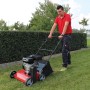 Einhell Benzin-Vertikutierer GC-SC 2240 P im Einsatz auf Rasenfläche.