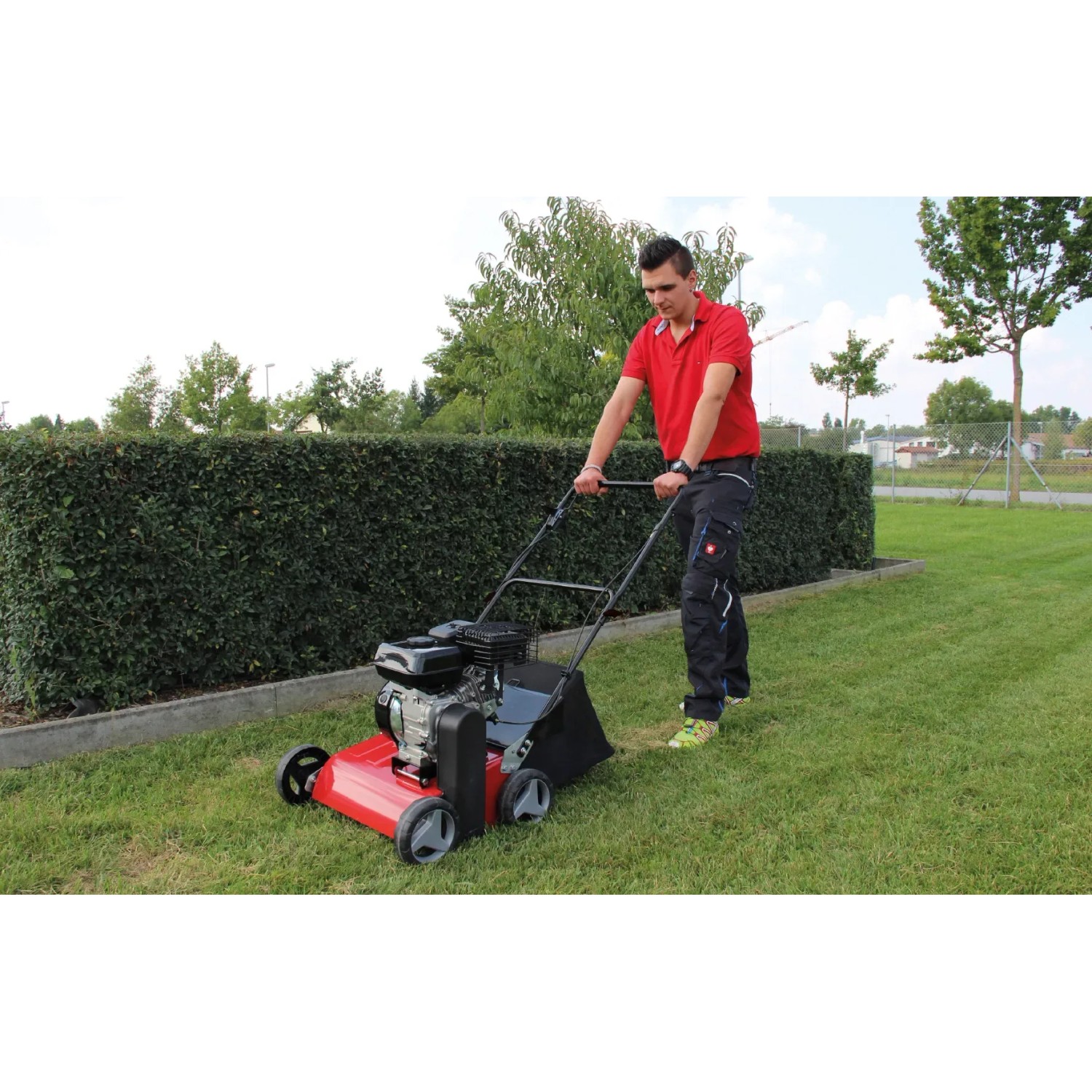 Einhell Benzin-Vertikutierer GC-SC 2240 P im Einsatz auf Rasenfläche.