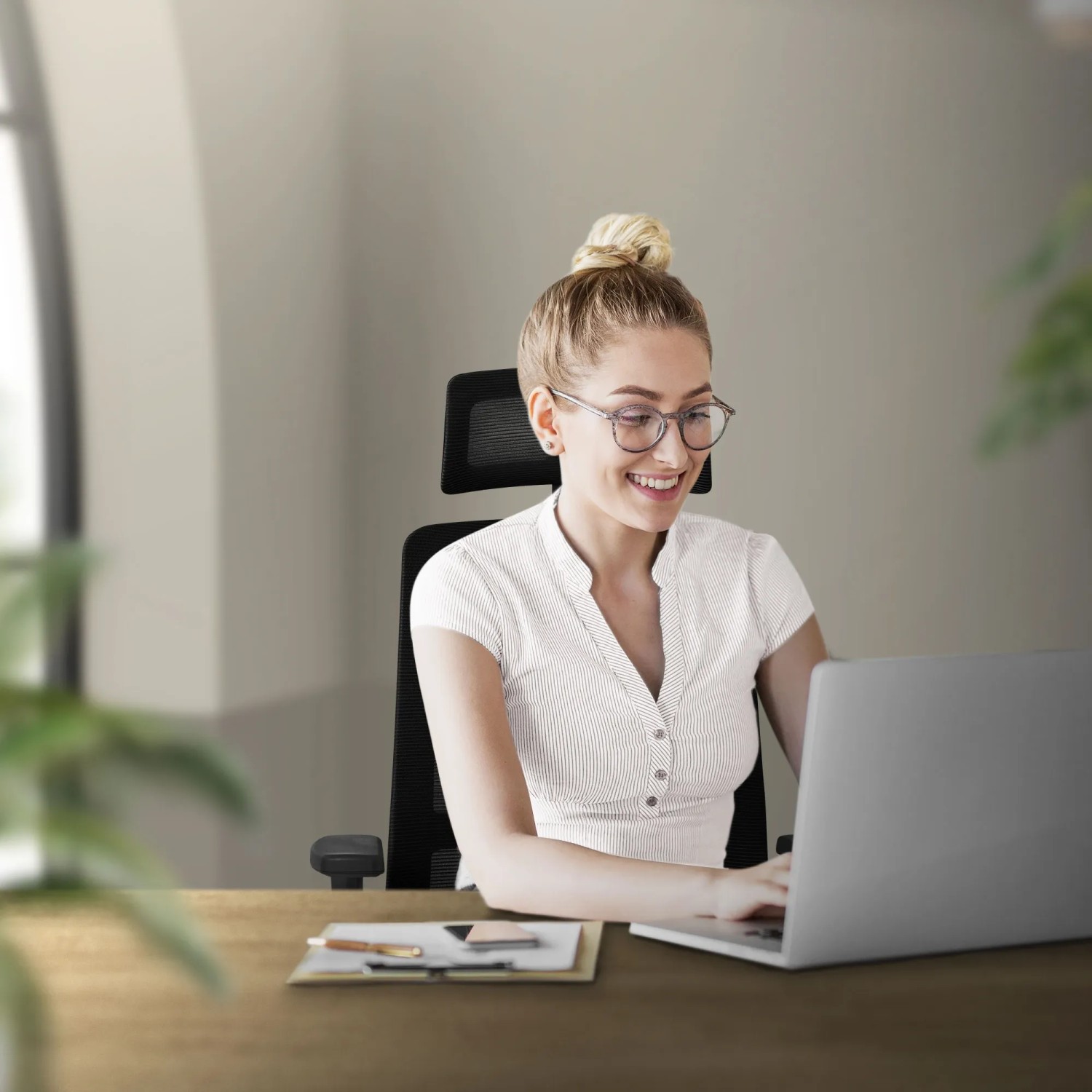 Frau sitzt auf schwarzem ML-Design Bürostuhl aus Mesh vor Laptop.