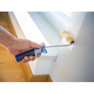 LUX Dispersionsroller 10 cm Glatt beim Streichen einer Wand, Detailaufnahme.