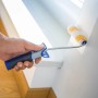 LUX Dispersionsroller 10 cm Glatt beim Streichen einer Wand, Detailaufnahme.