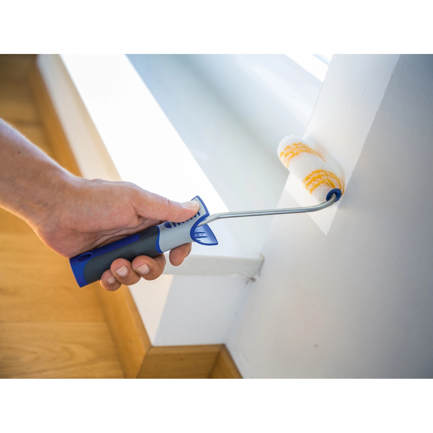 LUX Dispersionsroller 10 cm Glatt beim Streichen einer Wand, Detailaufnahme.