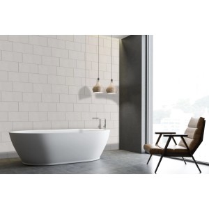 Helle, glänzende Paradis Silver Wandfliesen in Betonoptik im modernen Bad mit weißer Wanne.