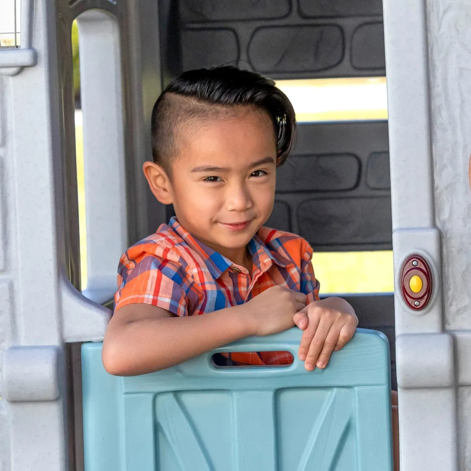 Kind im Step2 Spielhaus Adventures 2-Etagen. Das Spielhaus mit Rutsche bietet viel Spaß im Garten.