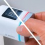Bosch Smart Home Heizkörperthermostat II [+M] am Heizkörper, Hand bedient das Thermostat.