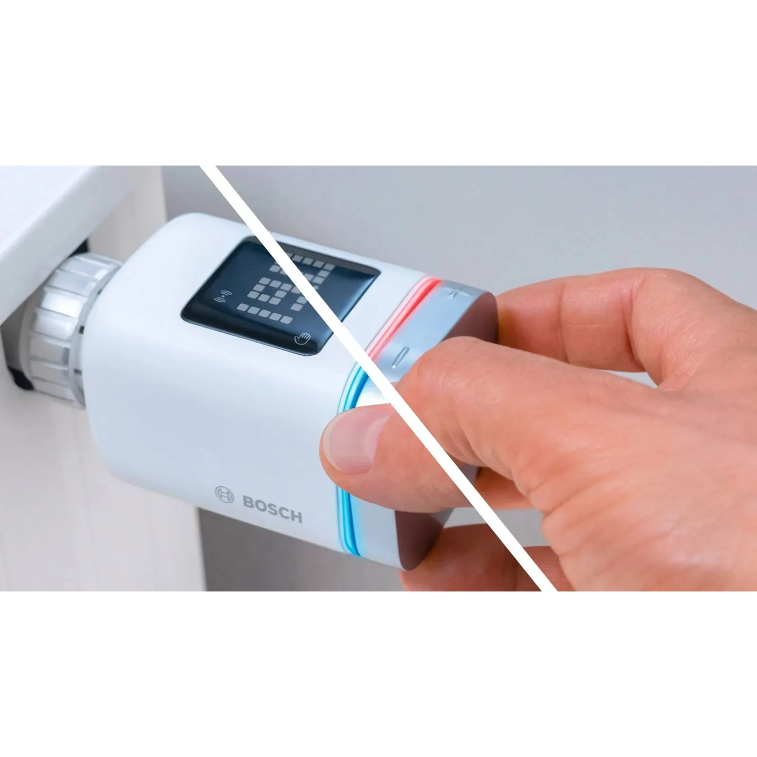 Bosch Smart Home Heizkörperthermostat II [+M] am Heizkörper, Hand bedient das Thermostat.