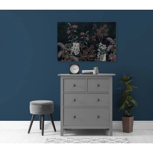 Wandbild mit Pflanzenmotiv über grauer Kommode und Hocker. Bricoflor Leinwandbild, 120x80 cm.