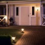 Philips Hue Econic LED-Wegeleuchte im Garten, warmweißes Licht für Wegbeleuchtung und Ambiente.