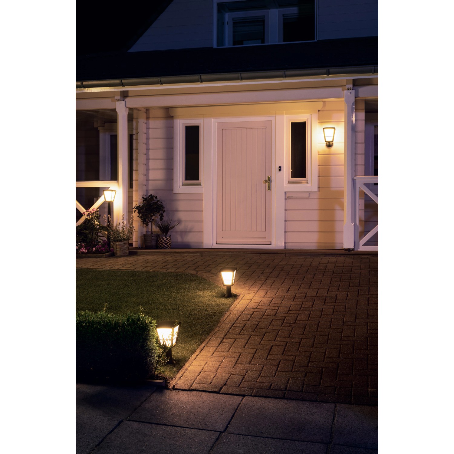 Philips Hue Econic LED-Wegeleuchte im Garten, warmweißes Licht für Wegbeleuchtung und Ambiente.