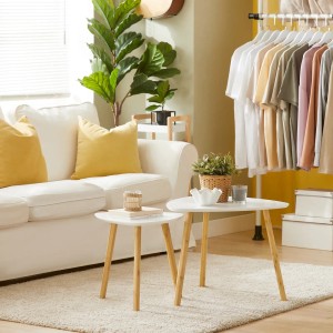Weißes SoBuy Couchtisch 2er-Set mit Bambusbeinen im Wohnzimmer. Moderner Satztisch neben Sofa.