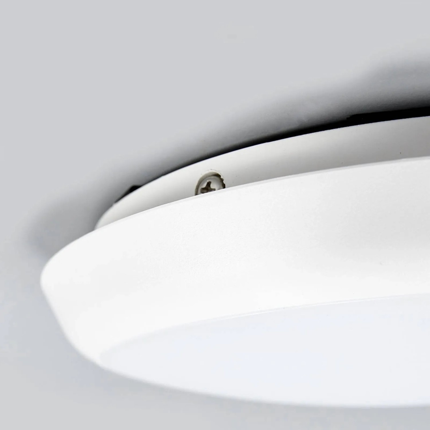 Weiße, runde Arcchio LED Deckenleuchte Augustin für Bad, Detailansicht.