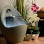 Großer, ei-förmiger Design-Gartenbrunnen (49,5x49,5x66,5 cm) mit LED-Beleuchtung.