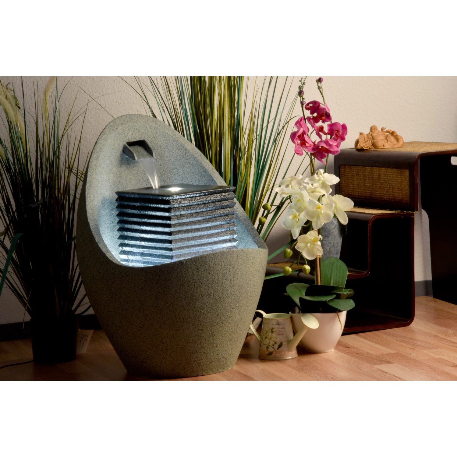 Großer, ei-förmiger Design-Gartenbrunnen (49,5x49,5x66,5 cm) mit LED-Beleuchtung.