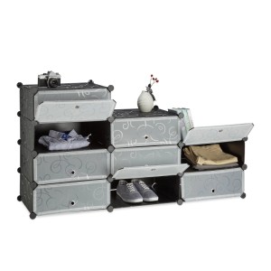 Relaxdays Schuhschrank Schwarz aus Kunststoff, modular mit 10 Fächern, dekorativen Türen und offenen Ablagen für Schuhe.