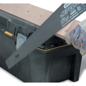 Stanley FatMax Werkzeugbox 32L mit Handsäge beim Holzsägen.