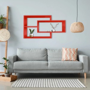 Rotes Coemo Wandregal KARO, 104x20x59cm, aus Holz, an grauer Wand über Sofa mit Deko.