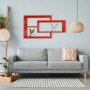 Rotes Coemo Wandregal KARO, 104x20x59cm, aus Holz, an grauer Wand über Sofa mit Deko.