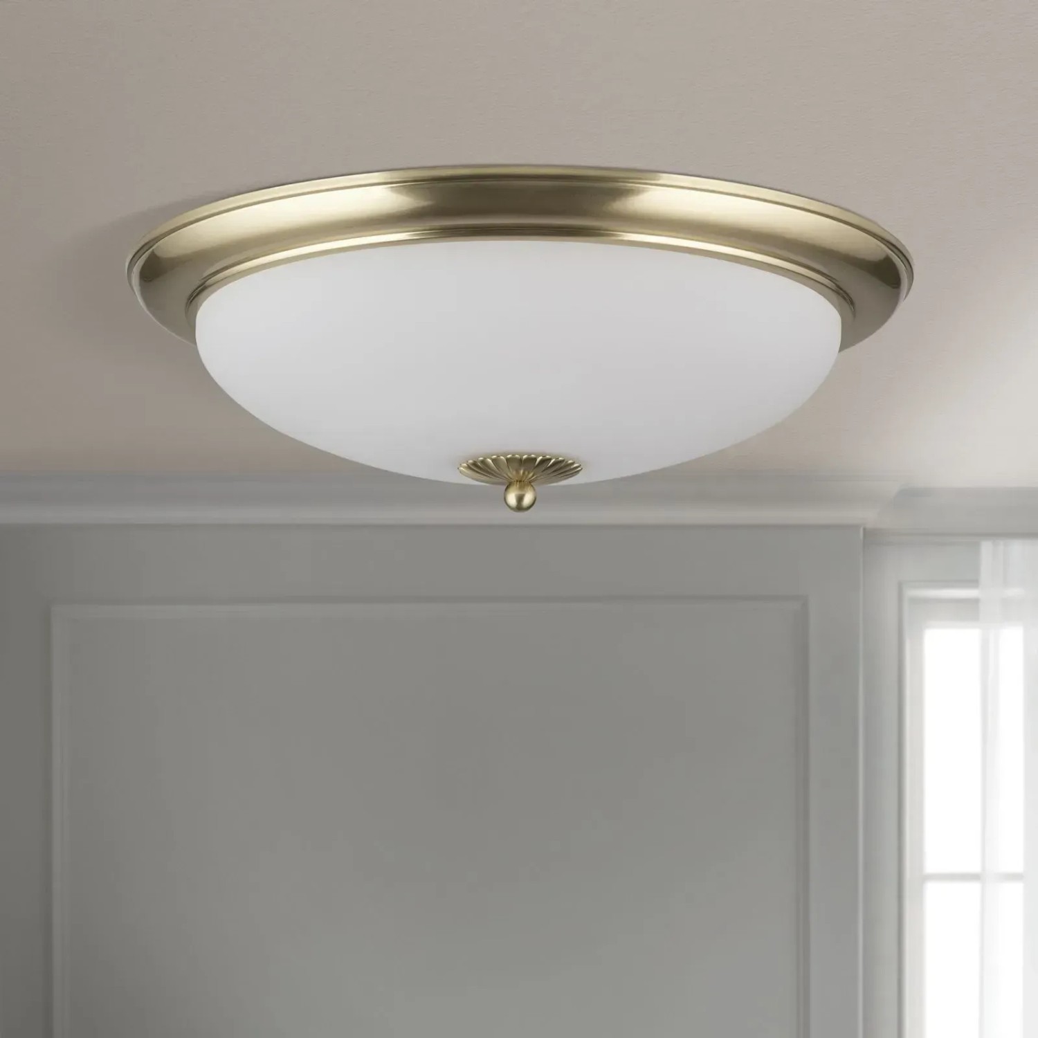 Messingfarbene Deckenleuchte Empira, Ø 47cm, mit mattiertem Glas für blendfreies Licht.