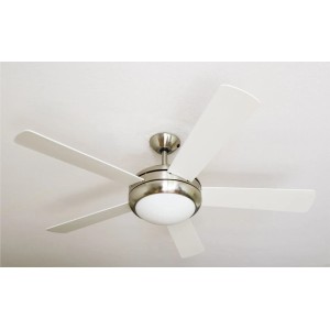 AIRERYDER Deckenventilator Ursa mit Nickel-Finish, weißen Flügeln und integrierter Beleuchtung.