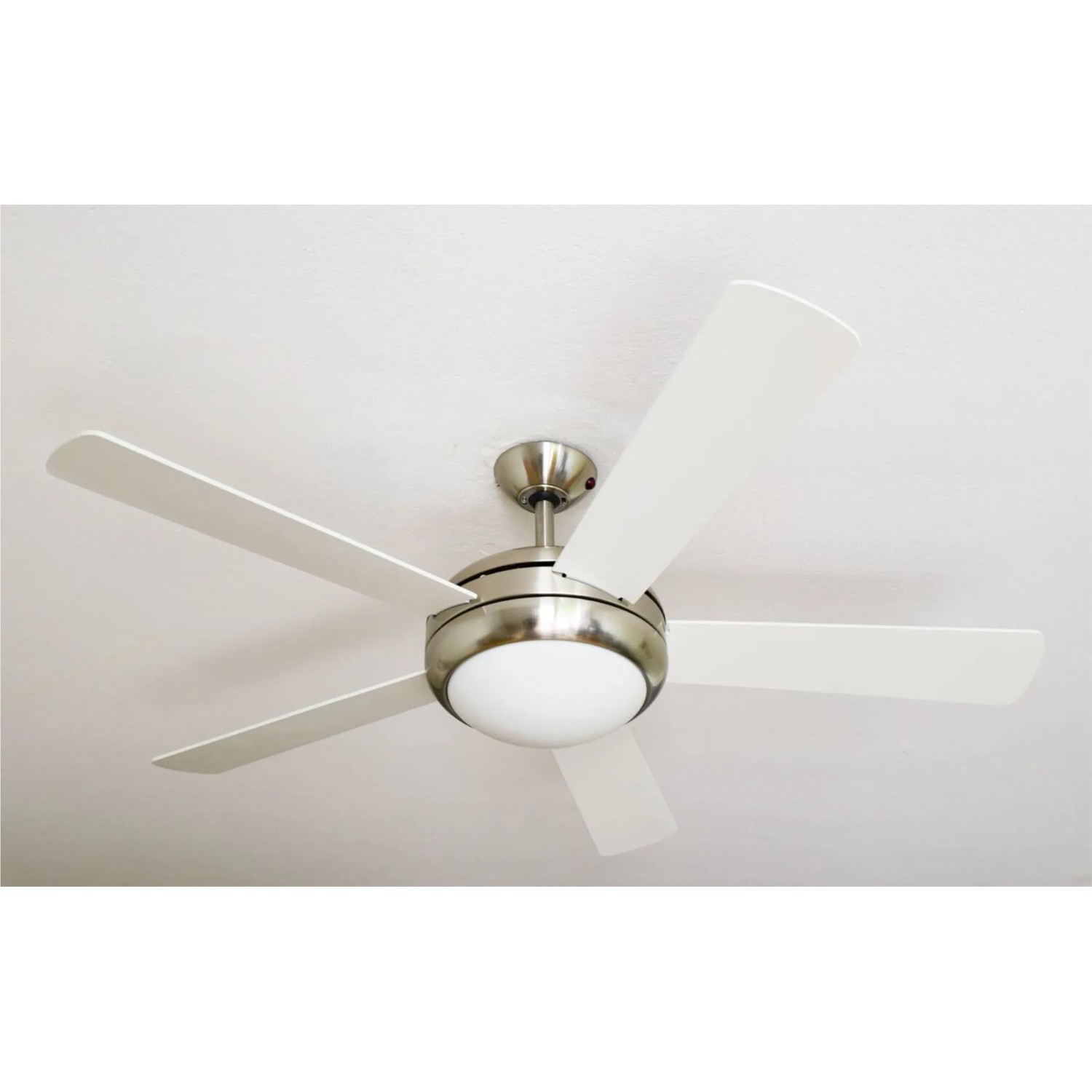 AIRERYDER Deckenventilator Ursa mit Nickel-Finish, weißen Flügeln und integrierter Beleuchtung.