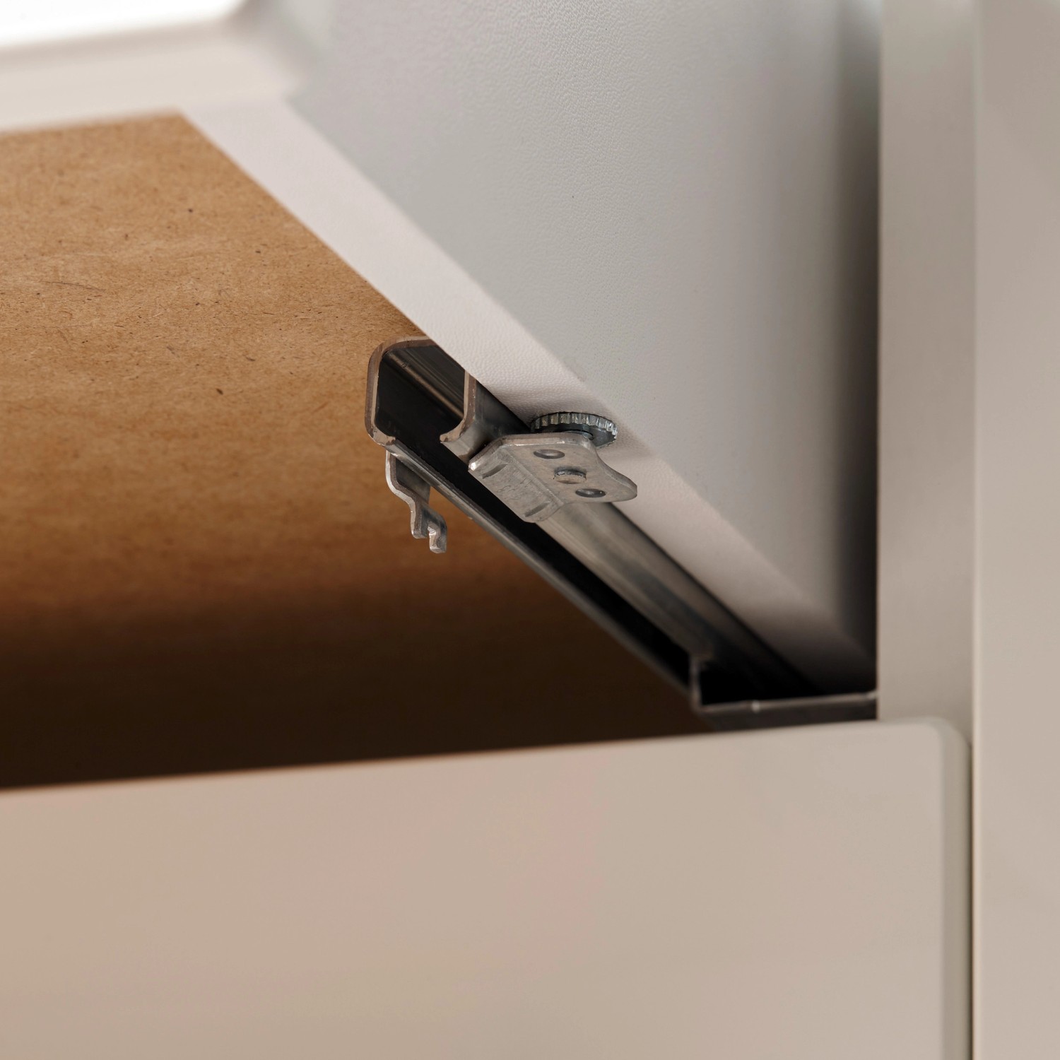 Detailaufnahme: Schubladenauszug mit Soft-Close Funktion der Respekta Küchenzeile Gabriel.