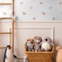 Dekorative Tapete mit rosa und weißen Tiermotiven, schlafenden Katzen auf Monden und Sternen, im Kinderzimmer.