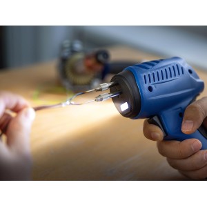 LUX-TOOLS Lötpistolen Set 100 W in Aktion: Löten von Kabeln mit LED-Beleuchtung.
