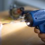 LUX-TOOLS Lötpistolen Set 100 W in Aktion: Löten von Kabeln mit LED-Beleuchtung.