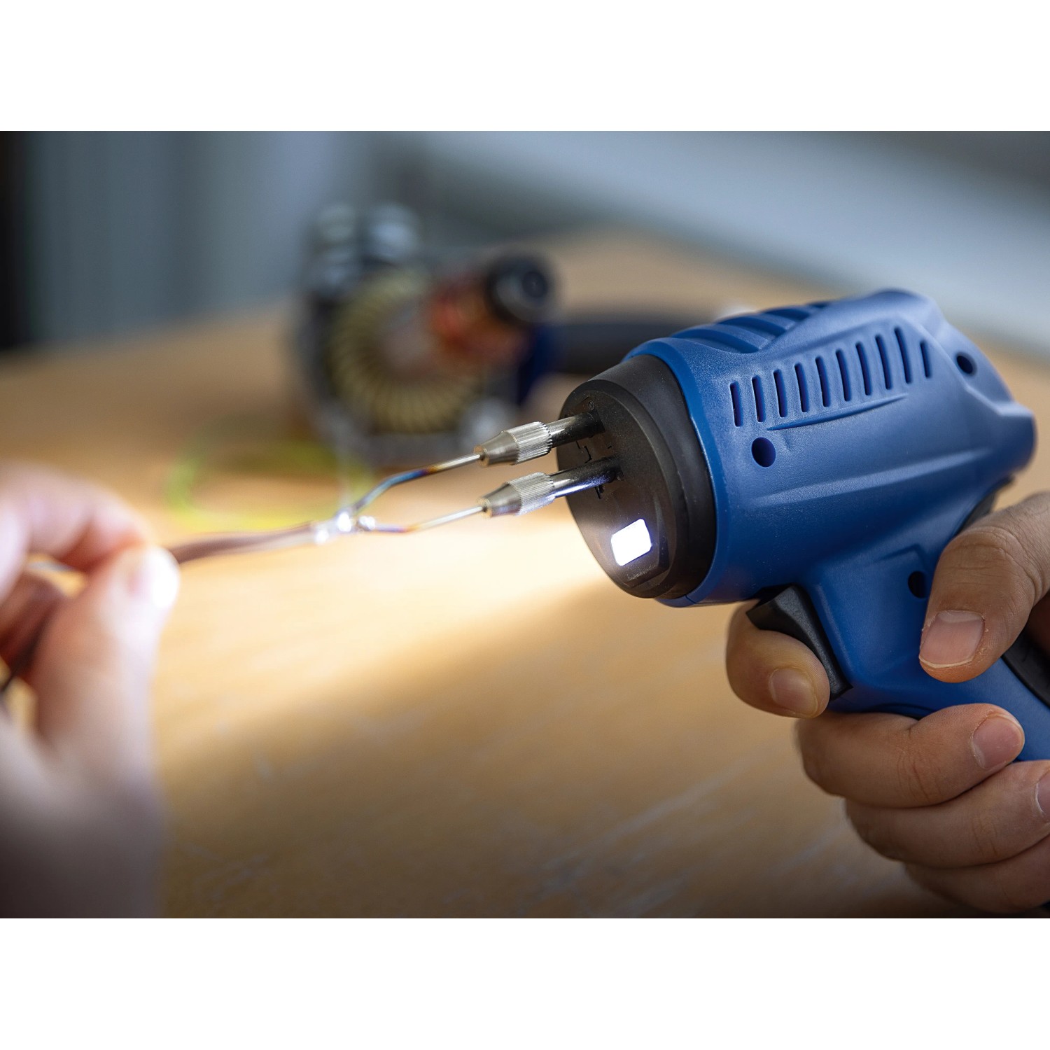 LUX-TOOLS Lötpistolen Set 100 W in Aktion: Löten von Kabeln mit LED-Beleuchtung.