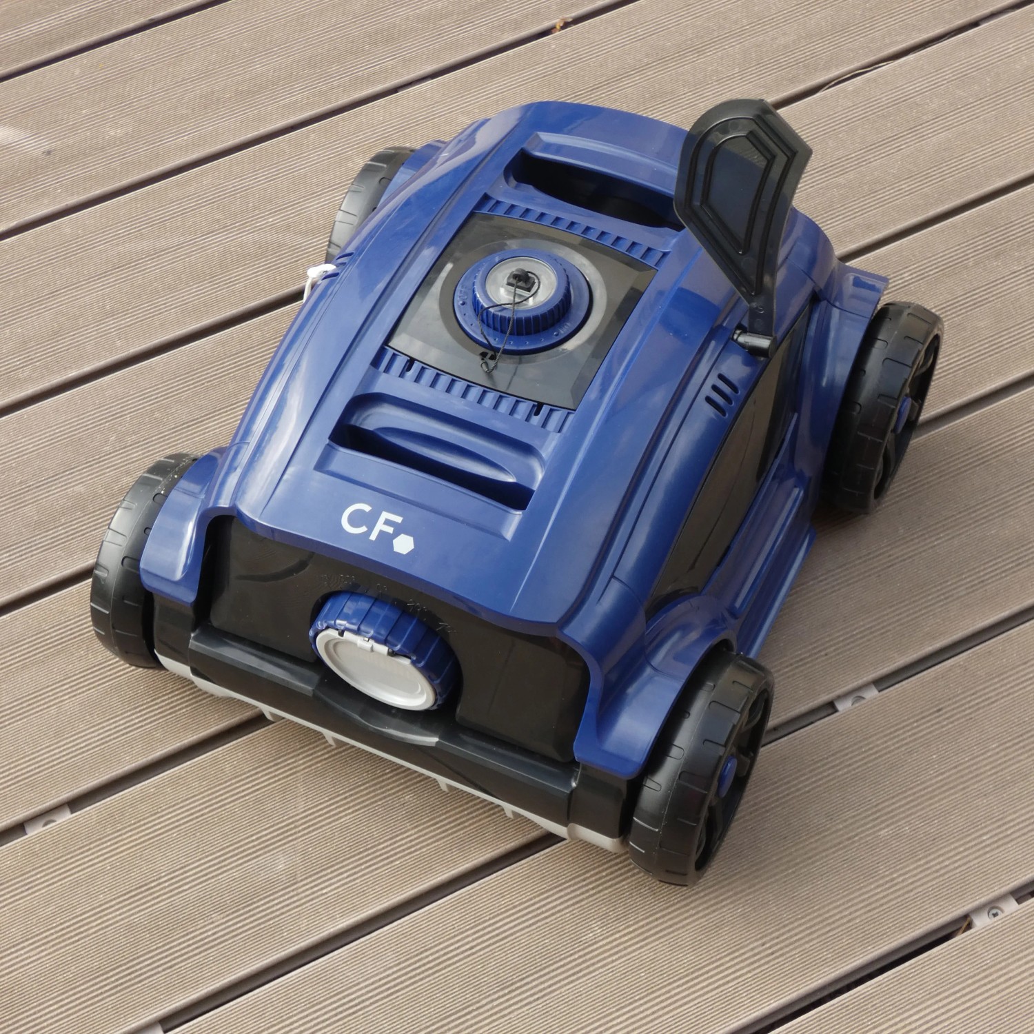 Blau-schwarzer CF Poolroboter CF100CL mit Akku für die automatische Poolreinigung.