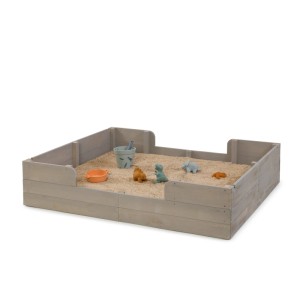 Warmgrauer MUDDY BUDDY Sandkasten mit Dino-Spielzeug und Zubehör.