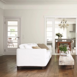 Wohnzimmer in Weiß mit Alpina Wandfarbe Das Original. Matte, weiße Dispersionsfarbe für Innenräume.