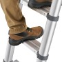 Detailaufnahme: Person steigt auf Alu-Teleskopleiter T100 FlexLine von Hailo.