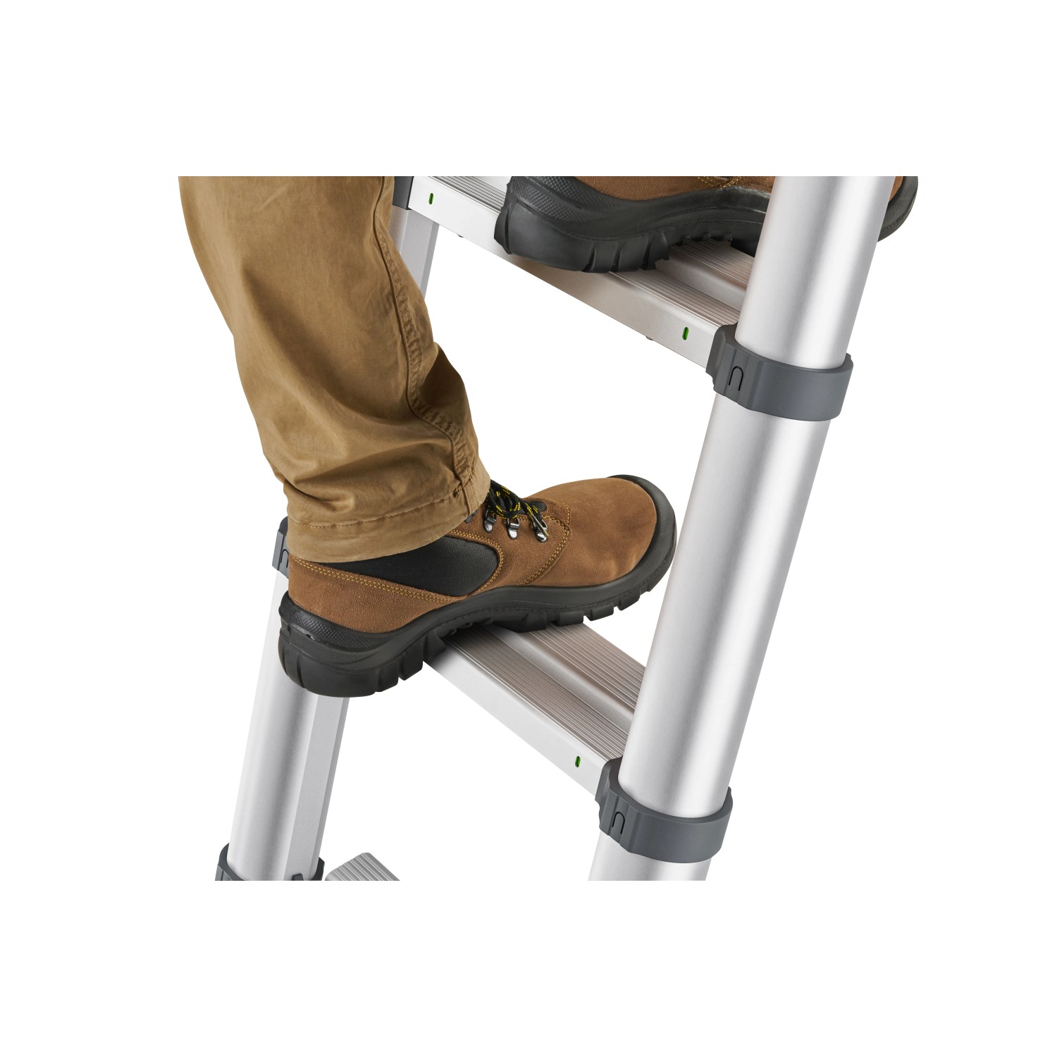 Detailaufnahme: Person steigt auf Alu-Teleskopleiter T100 FlexLine von Hailo.