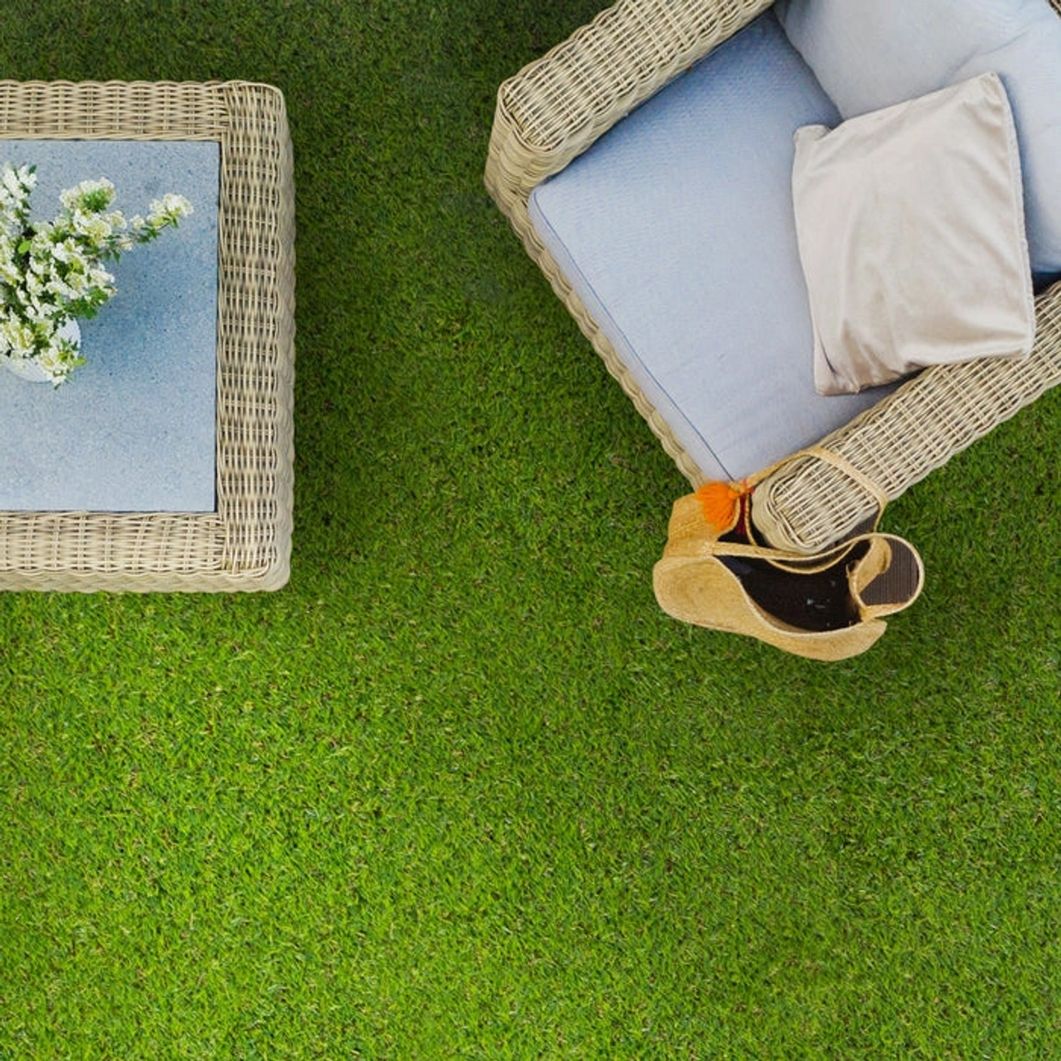 KARAT Kunstrasen Terrassenfliesen 30x30cm, 11er Set, grüne Rasen-Optik für Terrasse und Balkon.