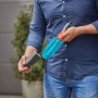 Mann hält Gardena Cleansystem Fahrradbürste (blau) mit Schwamm, geeignet zur Fahrradreinigung.