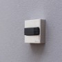 Wandtürstopper von Wagner in Edelstahloptik mit schwarzem Soft-Anschlag an grauer Wand.