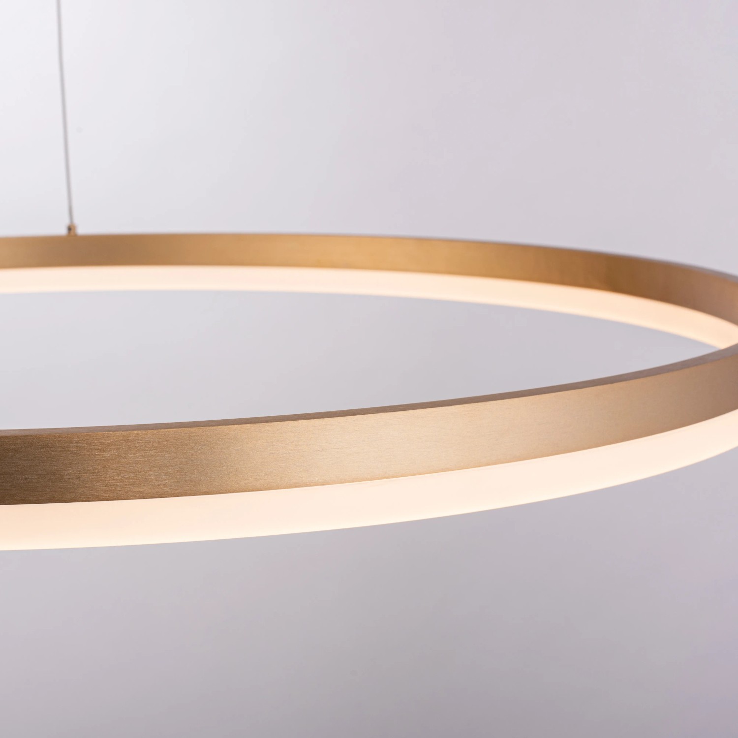 Moderne LED-Pendelleuchte Helia von Paul Neuhaus, 80 cm, Messing matt, dimmbar.