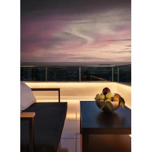 Eglo LED-Außenleuchte Flatneon-Z: Lichtband illuminiert Terrasse mit Möbeln und Obstschale.