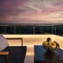 Eglo LED-Außenleuchte Flatneon-Z: Lichtband illuminiert Terrasse mit Möbeln und Obstschale.