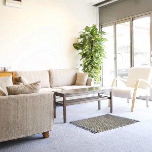 Khaki Flickenteppich (60x100 cm) aus Baumwolle und Leder im Wohnzimmer.
