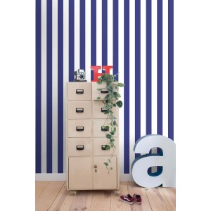 ESTAhome Streifen Tapete in Blau und Weiß an Wand hinter Kommode und Deko.