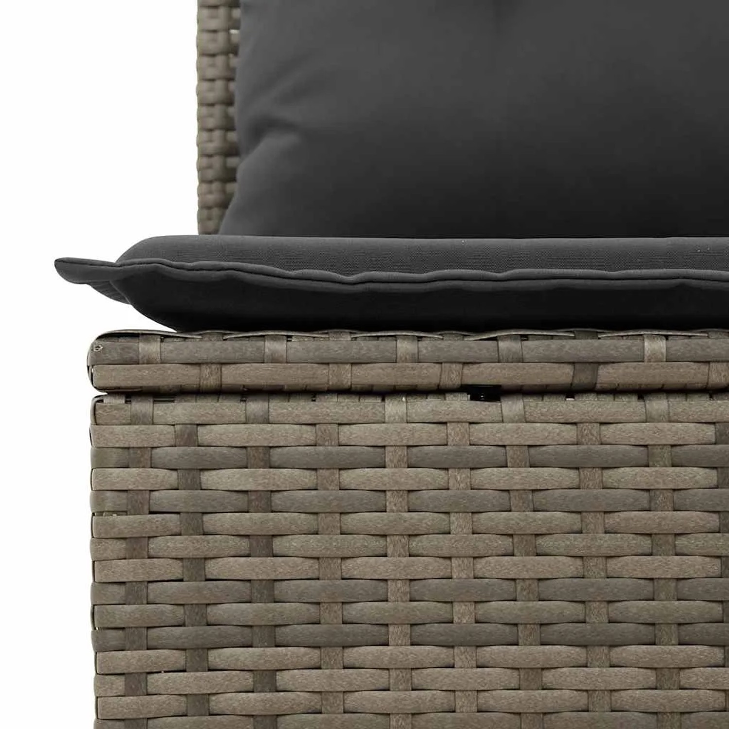 Detailaufnahme: Graue vidaXL Garten-Sofagarnitur aus Rattan mit dunklen Kissen.