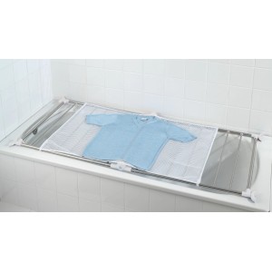 Wenko Badewannentrockner Profi aus Edelstahl mit blauem T-Shirt auf einem Wäscheständer über einer weißen Badewanne.