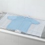 Wenko Badewannentrockner Profi aus Edelstahl mit blauem T-Shirt auf einem Wäscheständer über einer weißen Badewanne.
