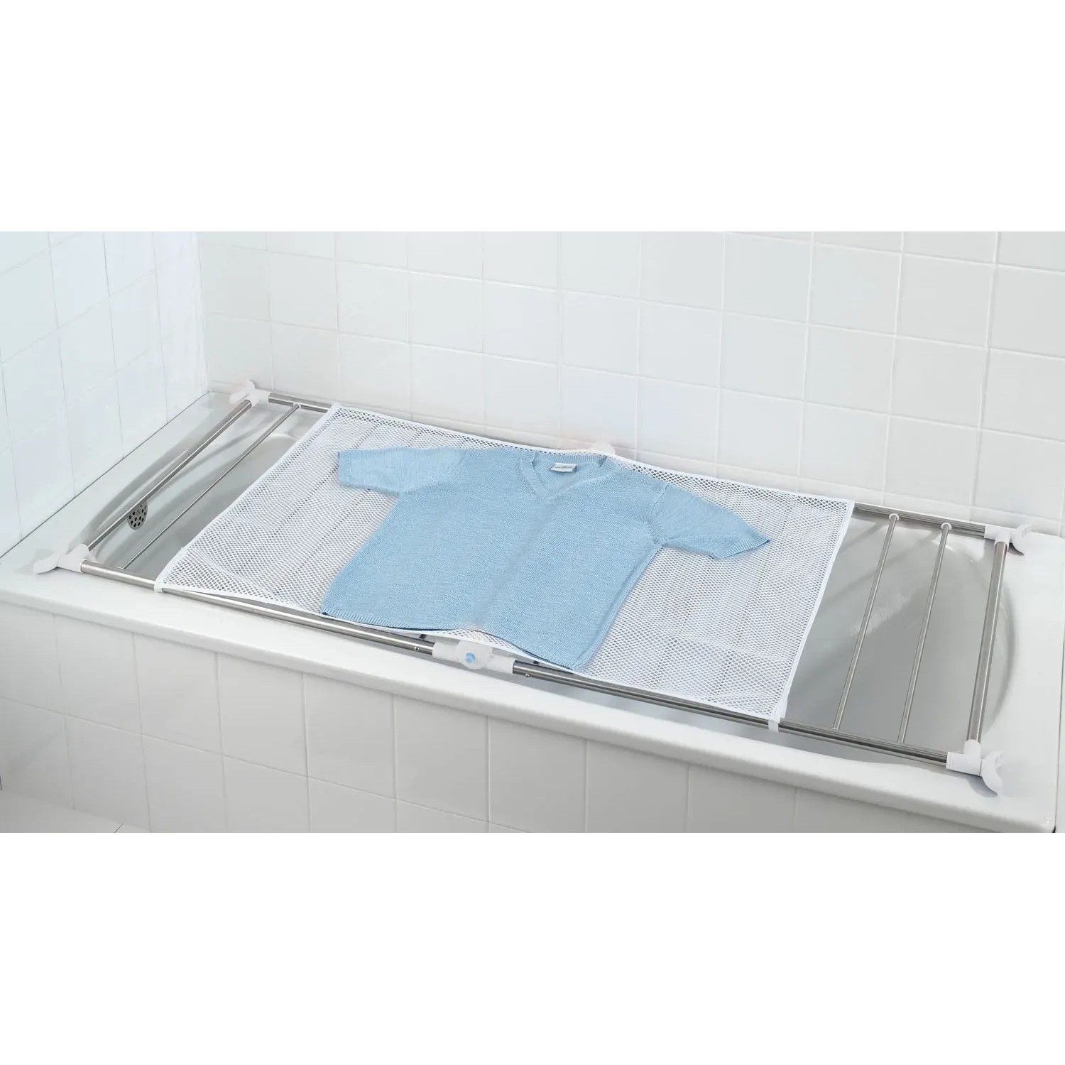 Wenko Badewannentrockner Profi aus Edelstahl mit blauem T-Shirt auf einem Wäscheständer über einer weißen Badewanne.