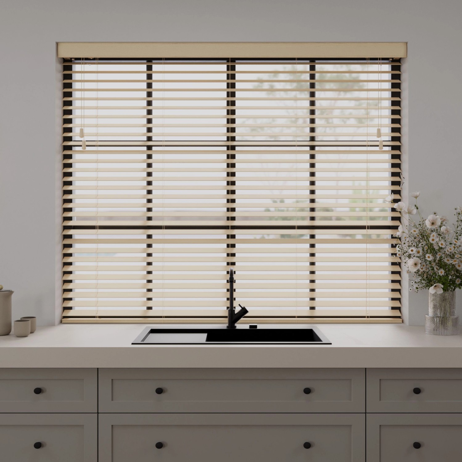 Cocoon Holz Jalousie Naturel 210x240 mit 50mm Lamellen am Fenster.