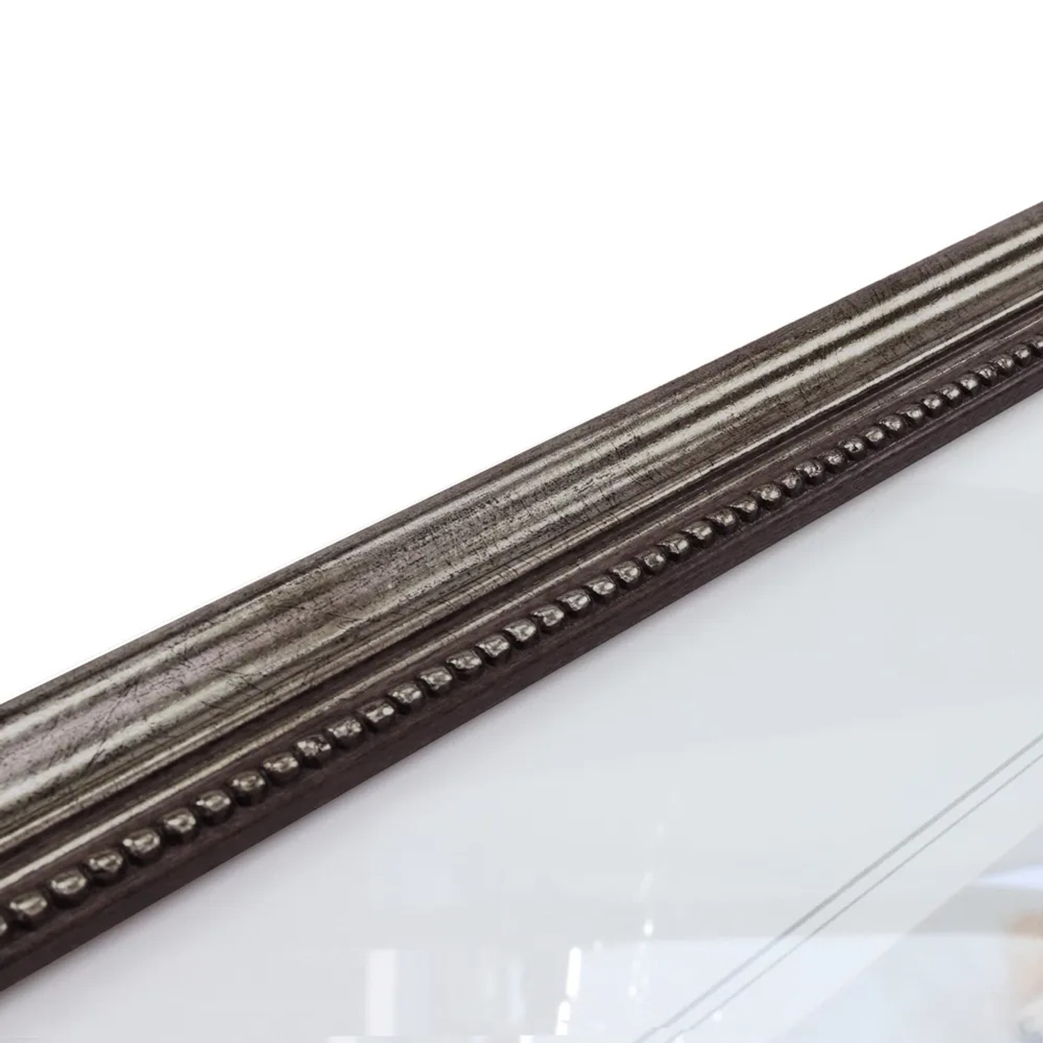 Detailansicht: Antiker Bilderrahmen 40x50 cm aus Massivholz in Metall-Optik.